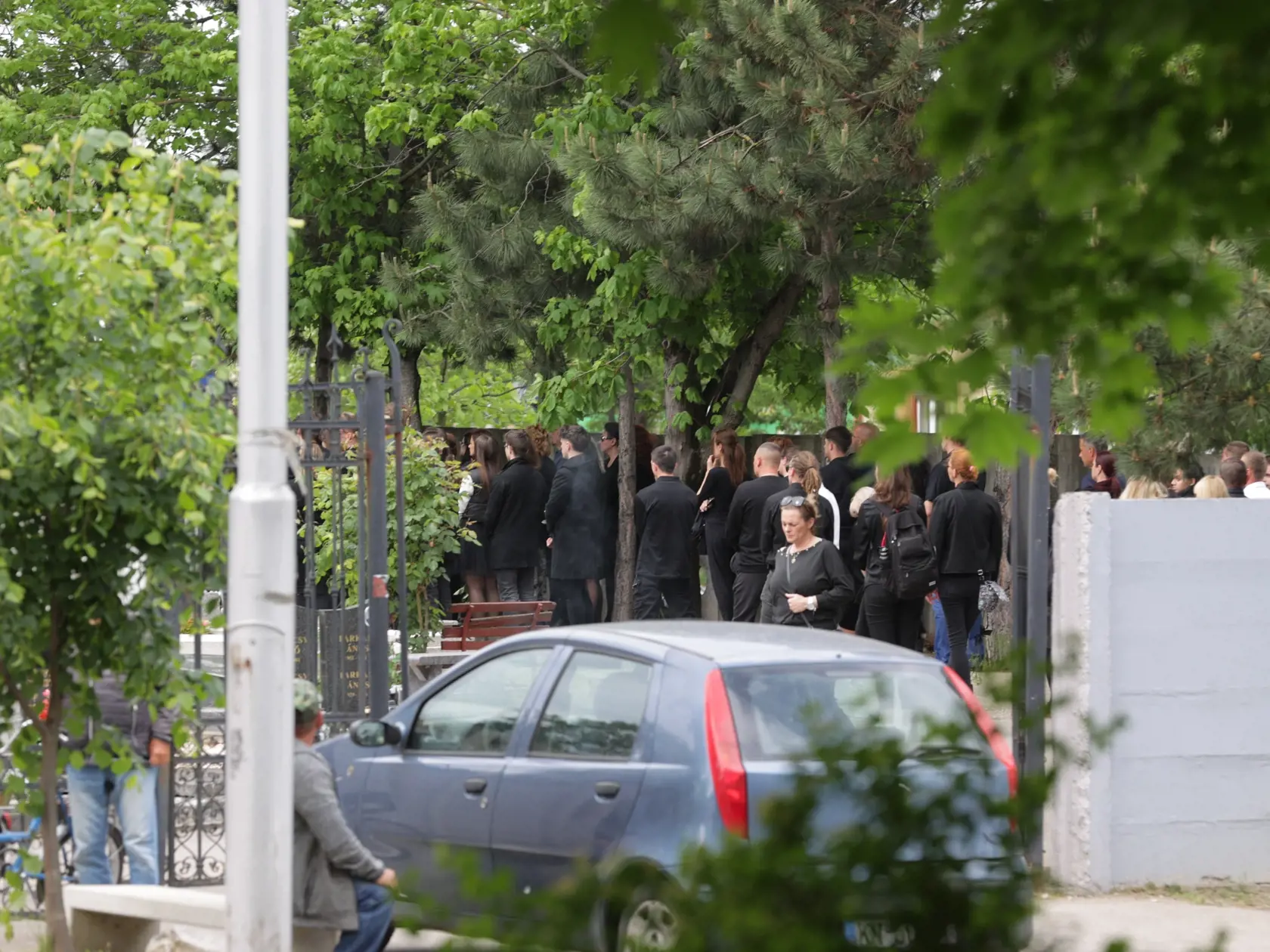 Cirkevný obraz sa začal o 14-tej hodine pred domom smútku, pri ktorom stála snehobiela rakva a pred ňou jej fotografia. Pri nej boli uložené kvety, biele ruže i smútočné vence, ktorých bolo tak veľa, že ich museli odtiaľ premiestňovať priamo k pripravenému hrobu. Za rakvou stále jej matka s najbližšou rodinou.