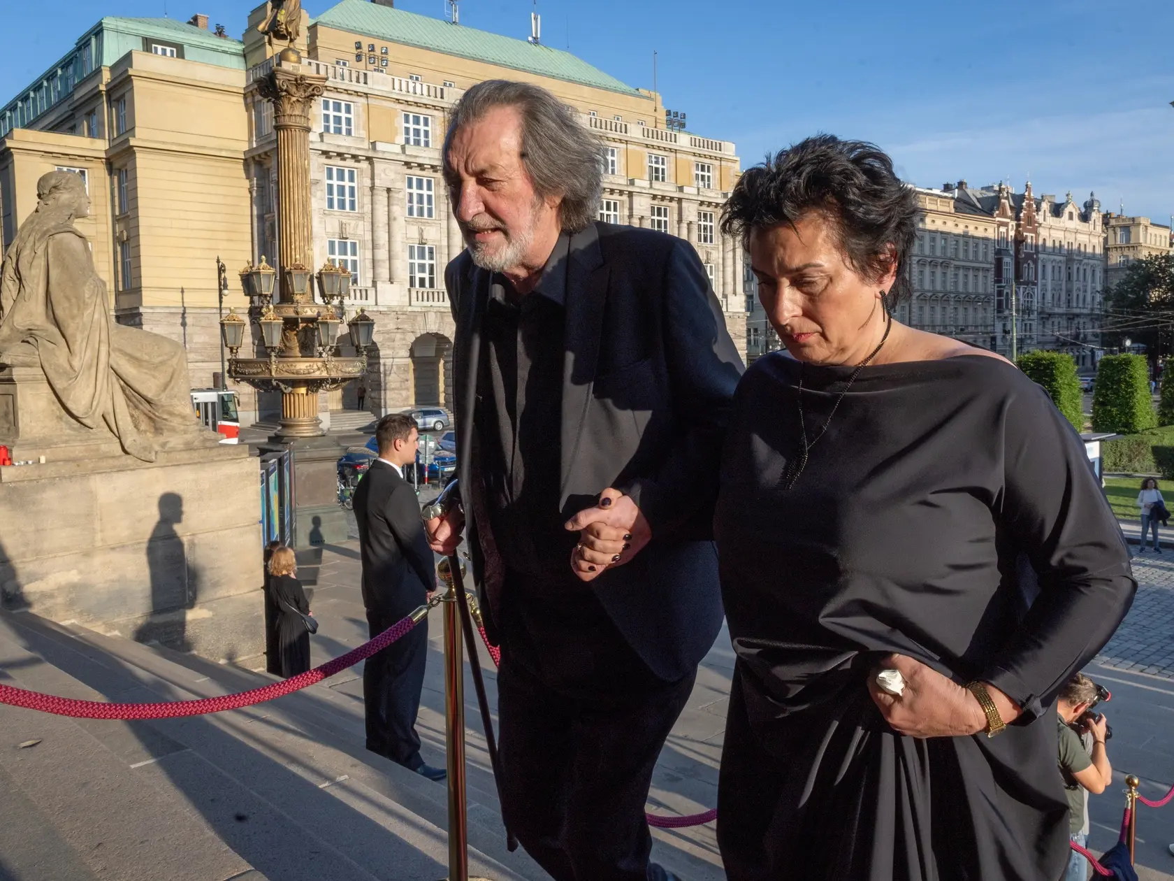 Rozlúčková párty na počesť zosnulého Jiřího Bartošku, legendárneho českého herca a prezidenta filmového festivalu v Karlových Varoch v pražskom Rudolfíne. Na snímke je Bolek Polívka s manželkou Marcelou.