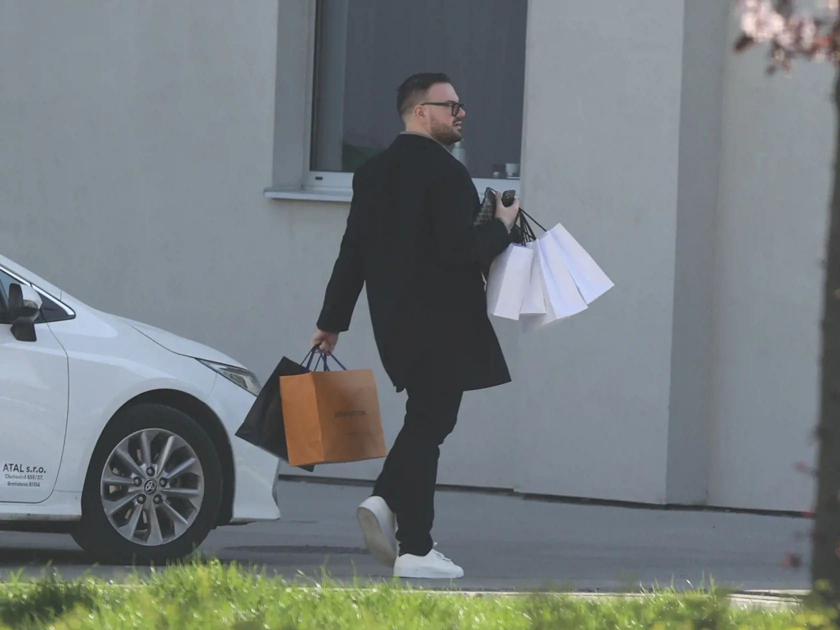 Nemohol chýbať ani známy stylista Andrej Kusalík, ktorý prišiel tiež taxíkom.
