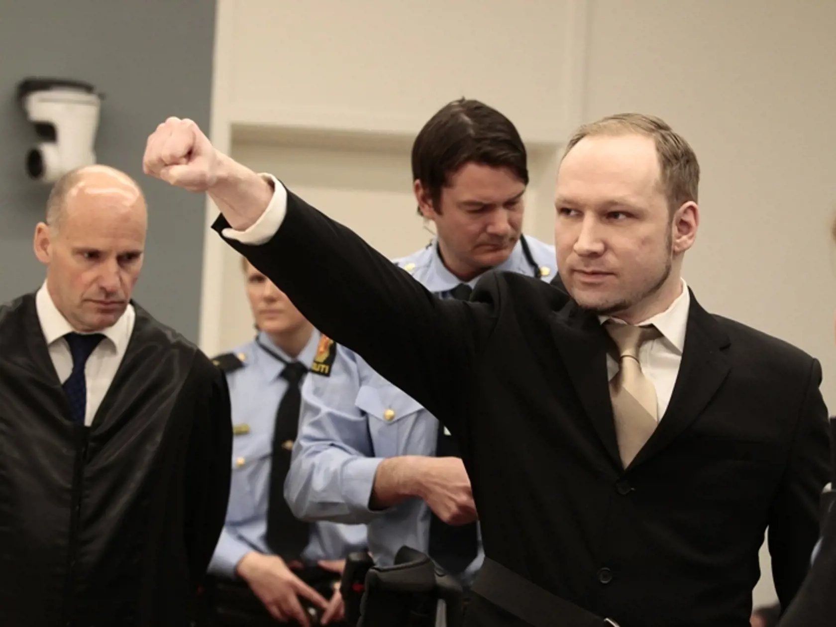 Breivik na súde zdravil zaťatou päsťou.