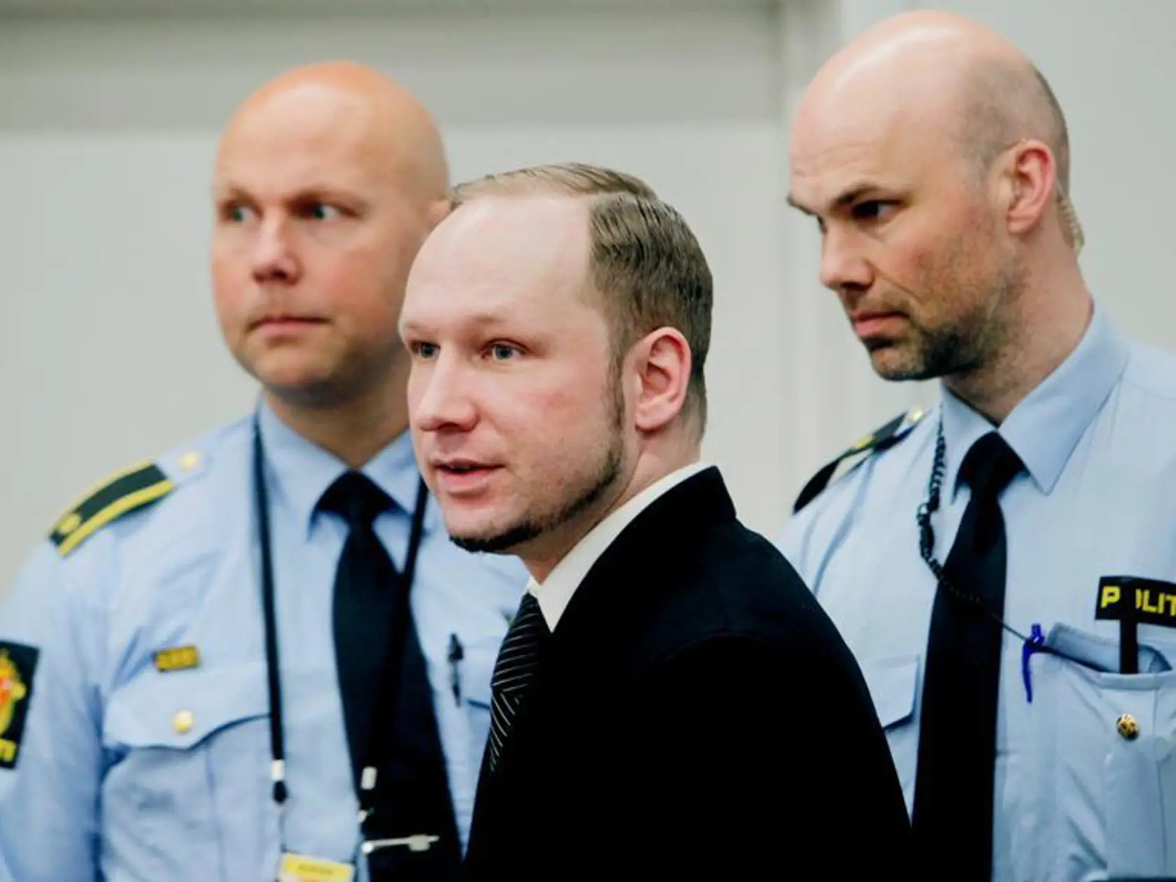 Anders Behring Breivik (v strede) počas súdneho pojednávania.