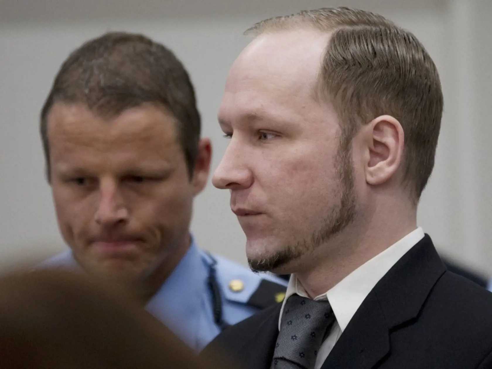 Anders Breivik na súde, kde ukončí svoju výpoveď.
