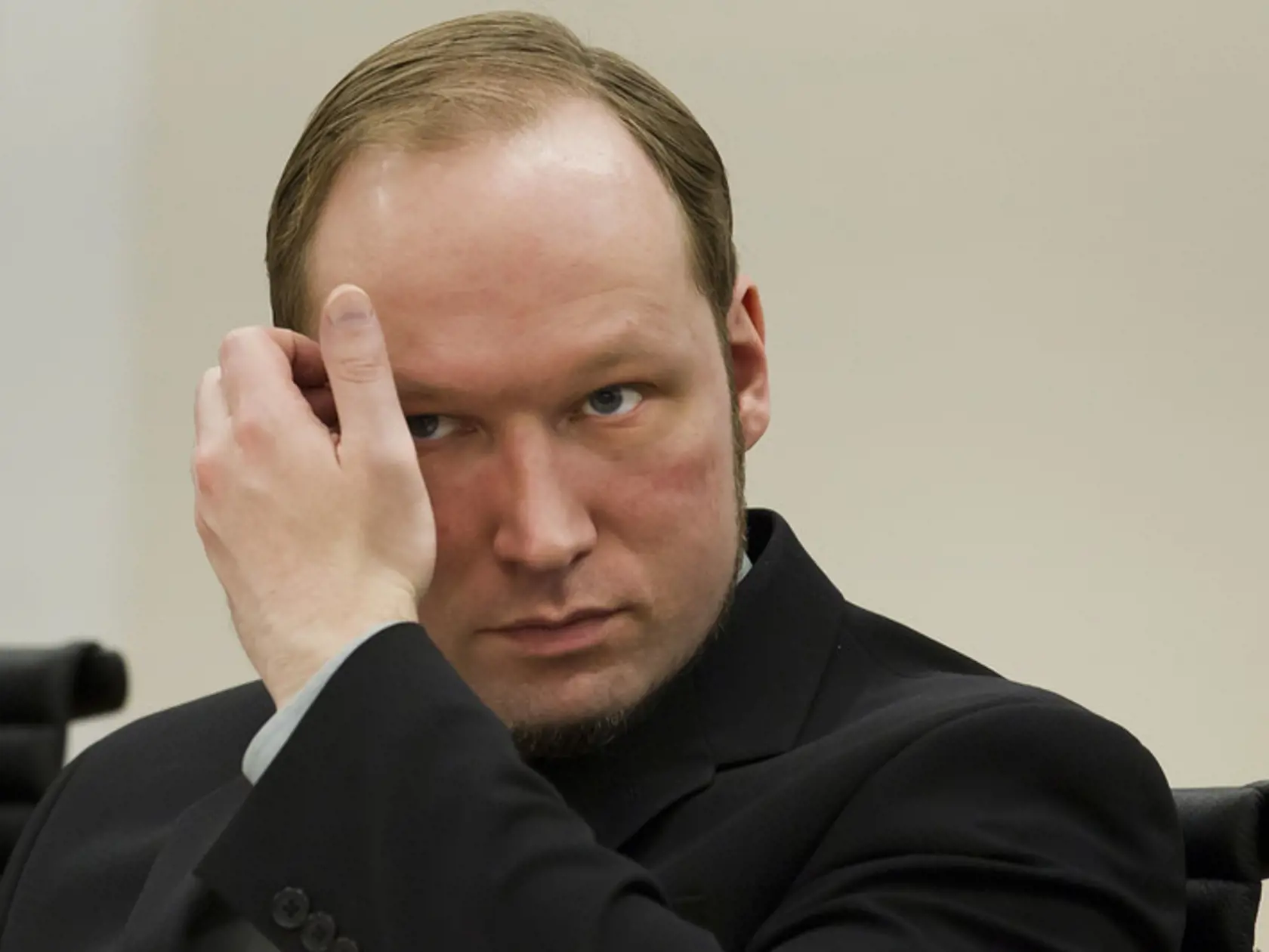 Breivik počúval svedectvá psychiatra so zjavným nepokojom.