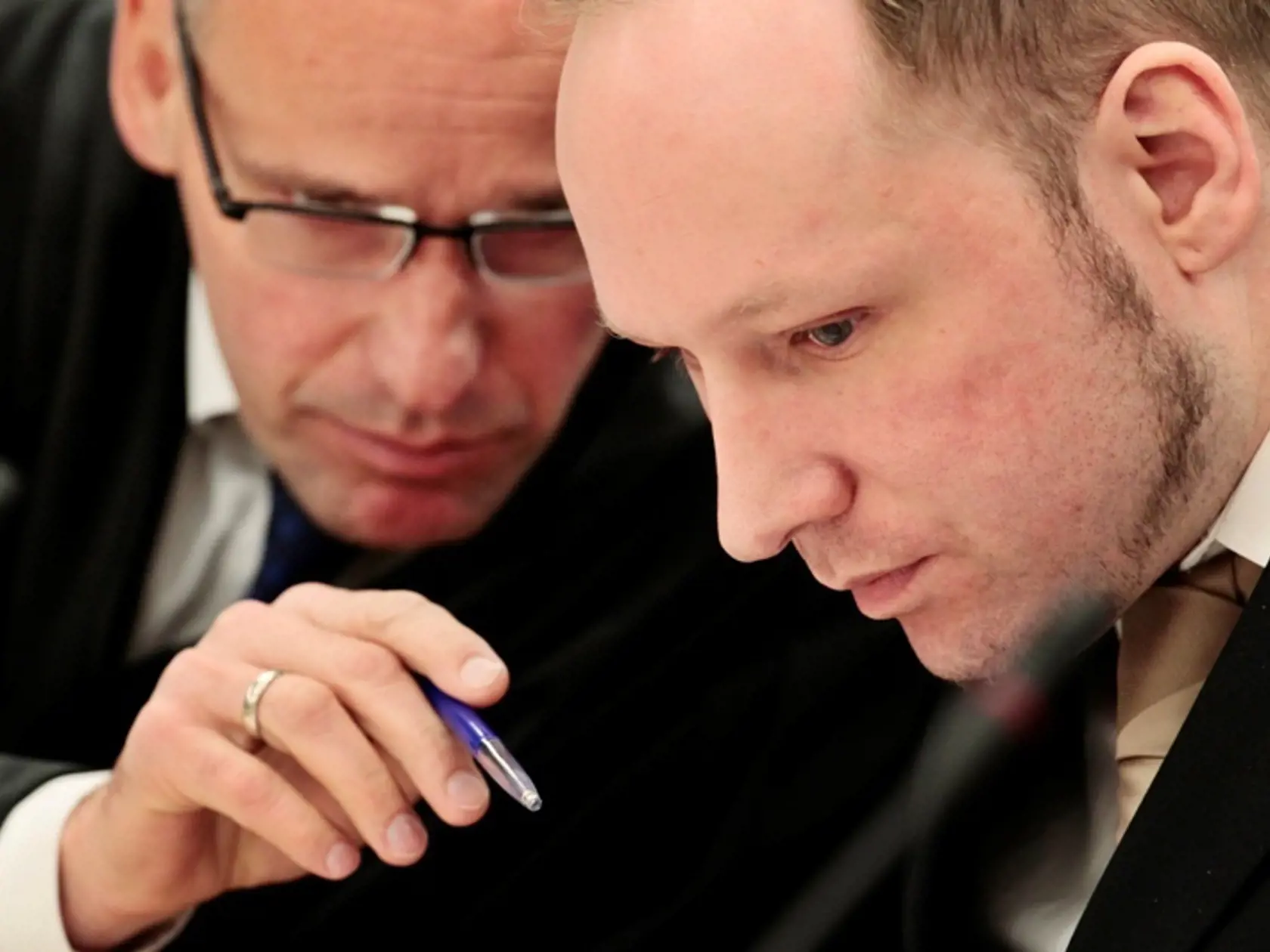 Breivik (vpravo) sa radí so svojím obhajcom Geirom Lippestadom.