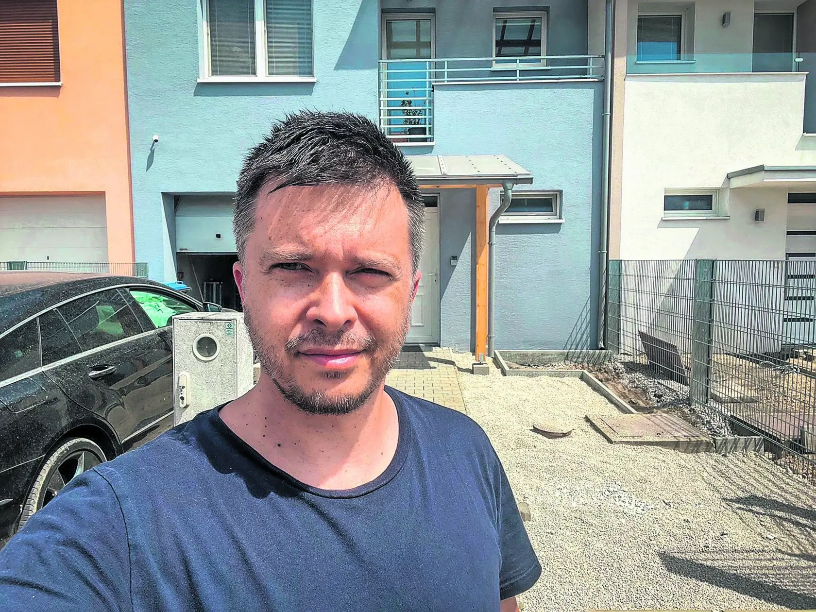 Svoje o tom vie aj Milan (43) z Veselého pri Piešťanoch, ktorý stavia okolo domu nový plot aj bránu pre auto. Kalkuláciu si dal spraviť ešte vlani, no stavať ide teraz. „To, čo stálo vlani 1 800 eur, dnes vychádza 2 800 eur. A to nás ešte stavebná firma upozornila, že sa máme poponáhľať, lebo od augusta to bude ešte drahšie,“ posťažoval sa.