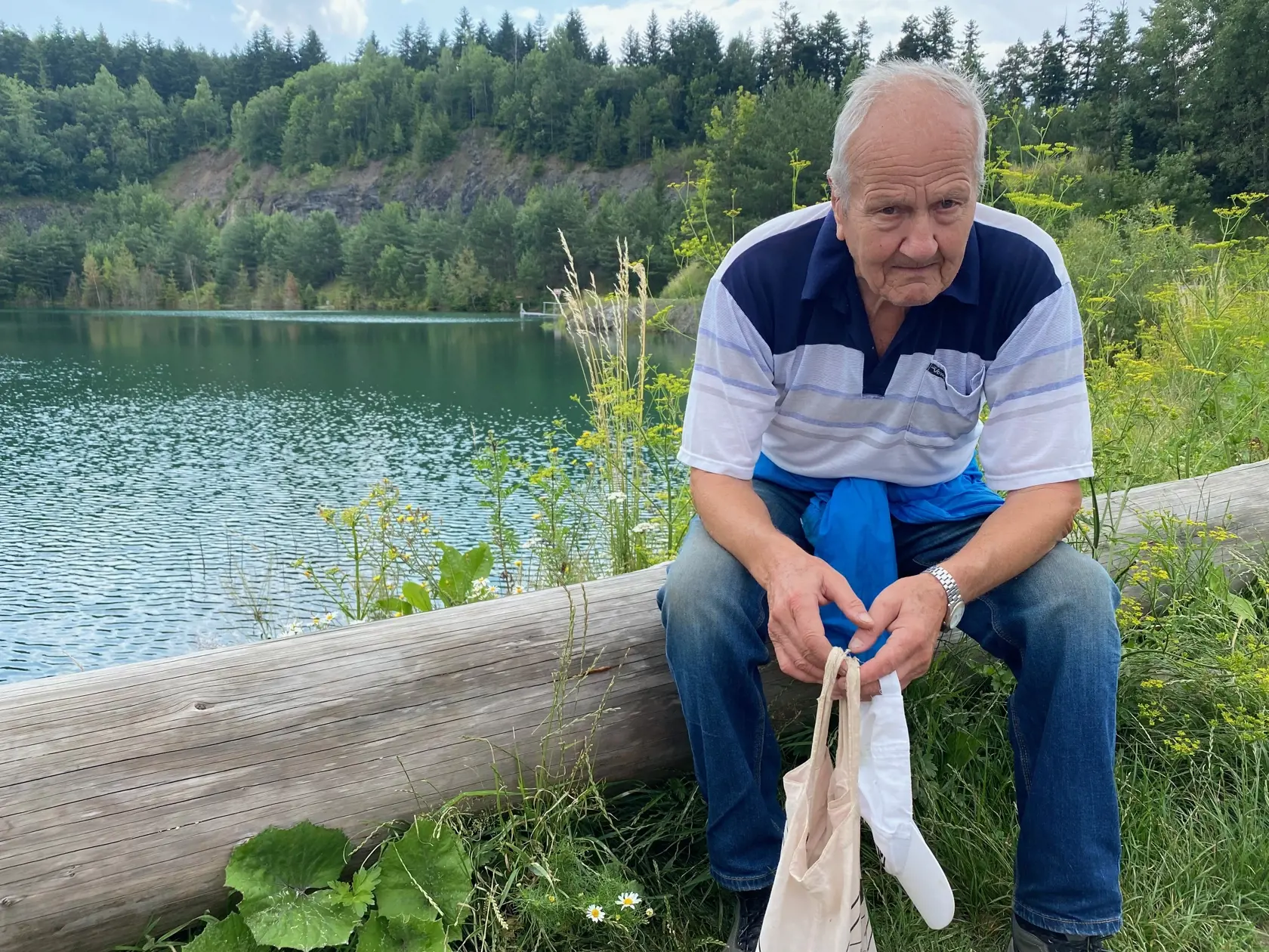 Ferdinand Jensen (80) má neďaleko záhradku, k vode chodieva často, no kúpať by sa do nej nešiel: "Nie je to bezpečné."