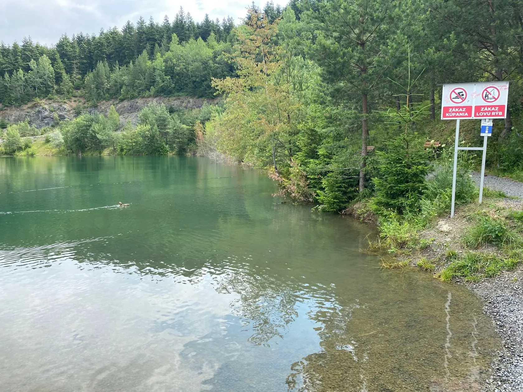 Zaplavený kameňolom v Poprade-Kvetnici. V priebehu pár dní sa tam utopili dvaja mladí muži.