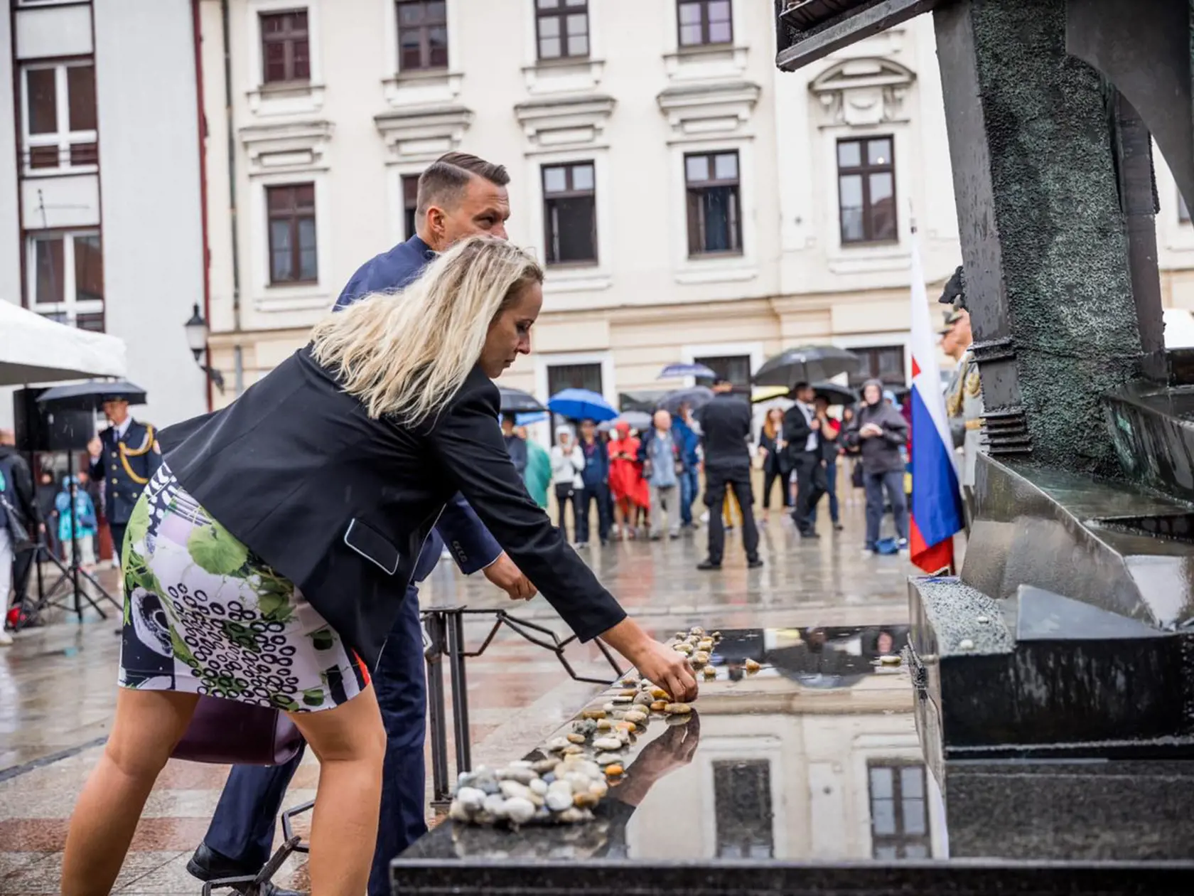 Poslanci Hlasu Pavla Puškárová a Samuel Migaľ pri pamätníku obetí holokaustu.