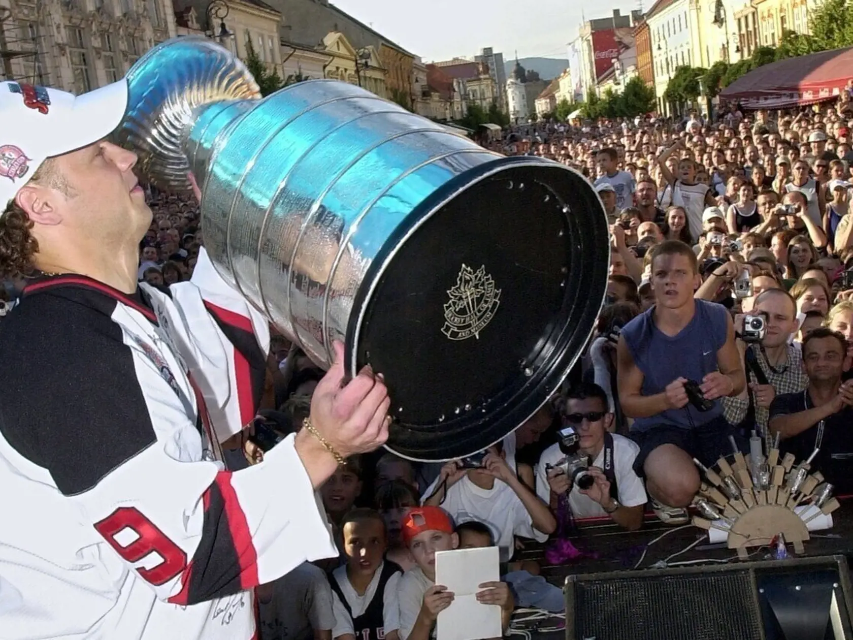 Jiří Bicek ( 42), bývalý hokejový útočník takto zdvihol vzácnu trofej nad hlavu v Košiciach v roku 2003.