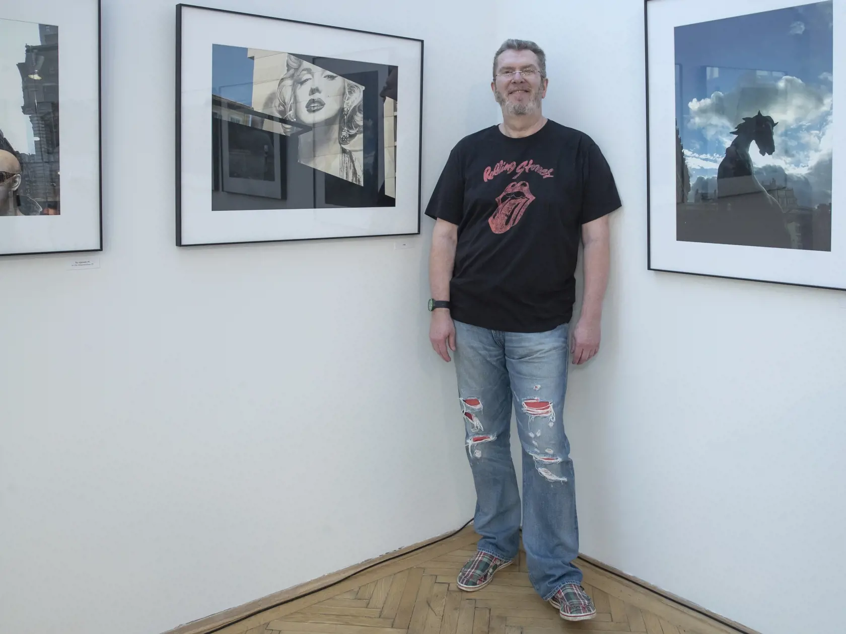 Okamihy - vernisáž výstavy fotografií speváka Richarda Müllera v priestoroch Umeleckej besedy v Bratislave. Na snímke je Richard Müller.