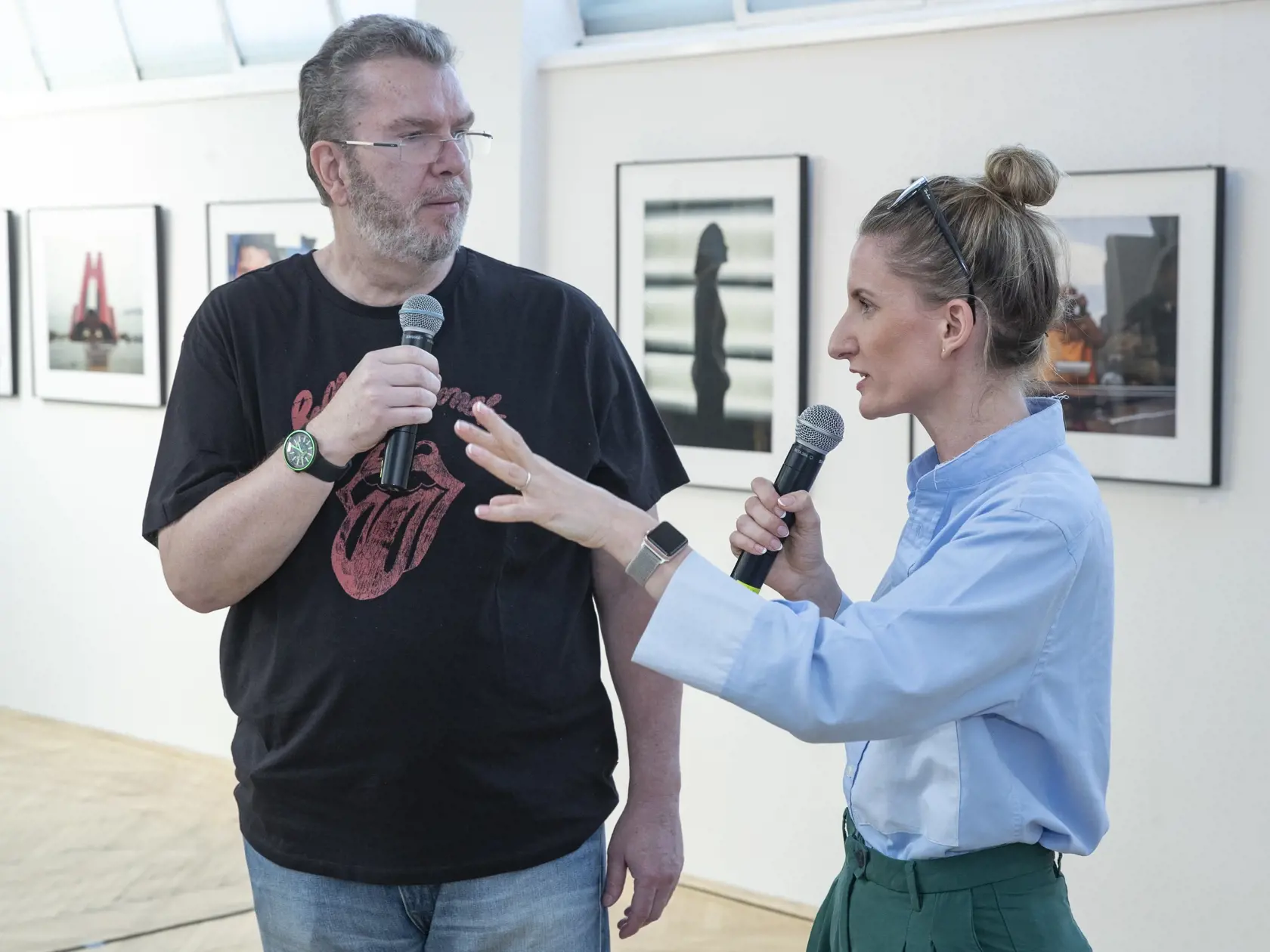 Okamihy - vernisáž výstavy fotografií speváka Richarda Müllera v priestoroch Umeleckej besedy v Bratislave. Na snímke je moderátorka Adela Vinczeová a Richard Müller.
