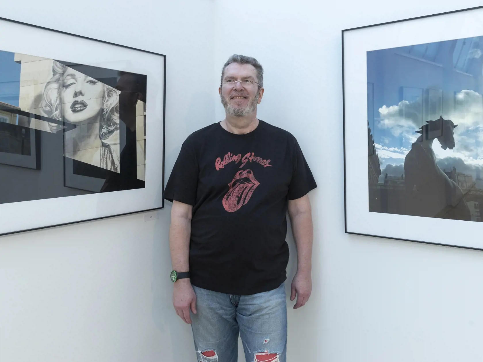 Okamihy - vernisáž výstavy fotografií speváka Richarda Müllera v priestoroch Umeleckej besedy v Bratislave. Na snímke je Richard Müller.