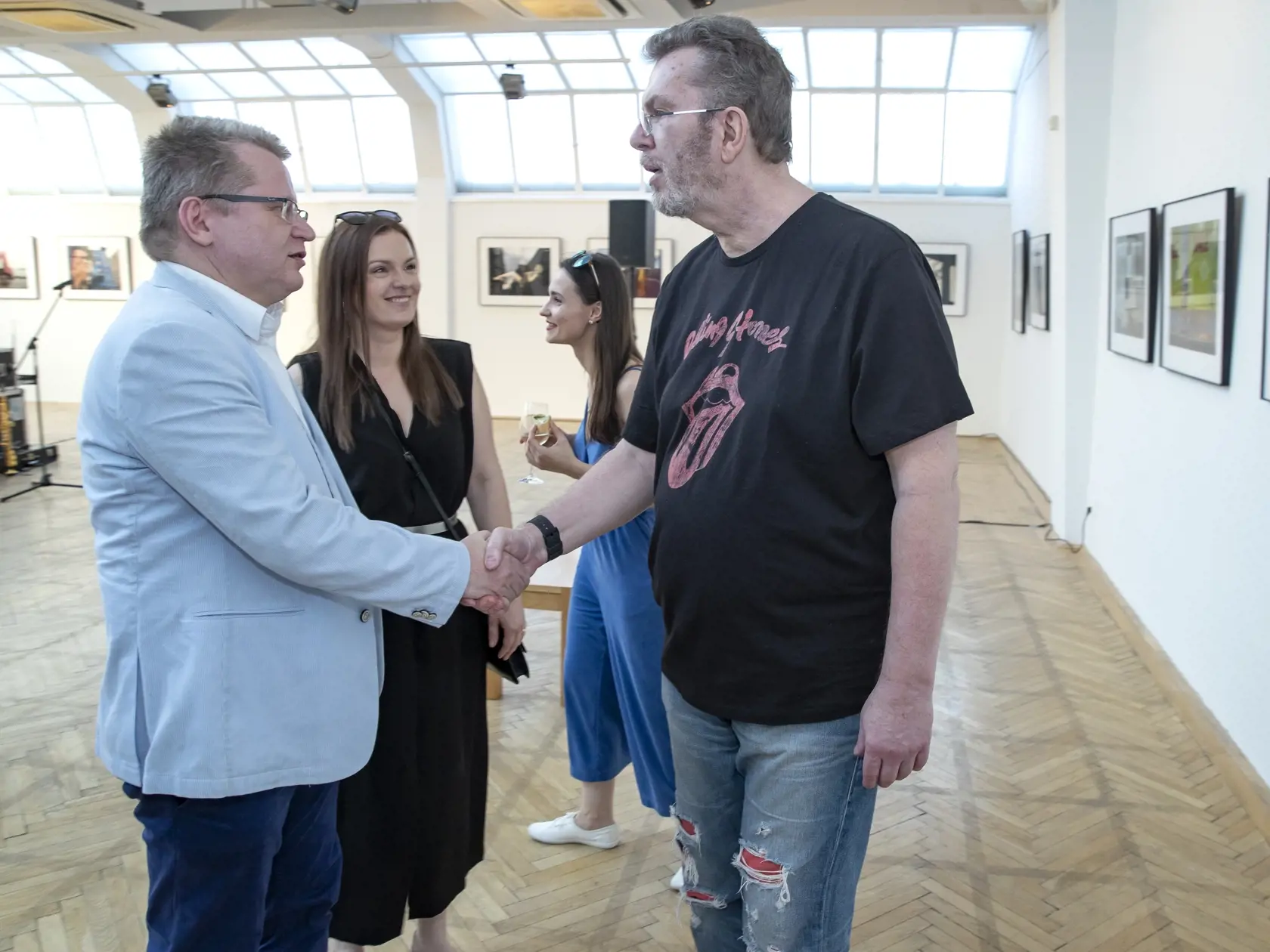 Okamihy - vernisáž výstavy fotografií speváka Richarda Müllera v priestoroch Umeleckej besedy v Bratislave. Na snímke je Juraj Čurný s manželkou Andreou Čurnou a Richard Müller.