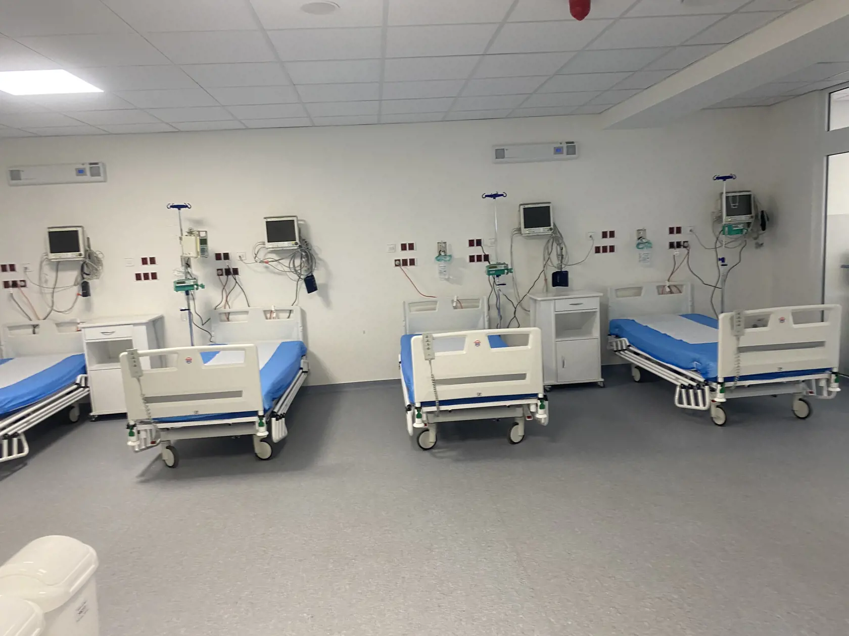 Súčasťou urgentného príjmu je crash room - zákroková miestnosť, ktorá na urgente slúži ako malá operačka; expektačné lôžka, kde sú umiestňovaní pacienti na pozorovanie. Na tomto urgente pacientov rozdeľujú podľa triáže - systému, ktorý určuje poradie ošetrenia pacientov.