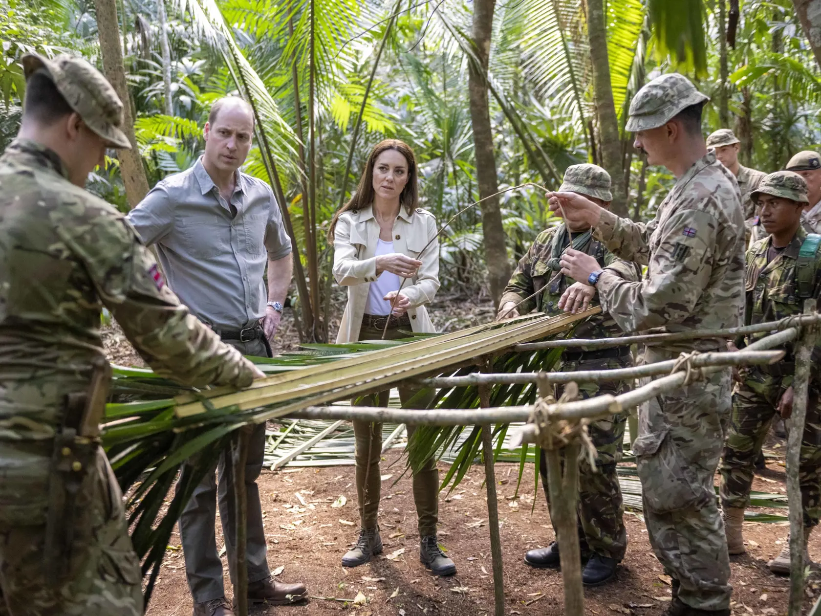 Catherine a Will navštívili podpornú jednotku výcviku britskej armády a naučili sa tipy na prežitie v tropickej džungli – zrejme preto, ak by sa náhodou ich sprievodca predsa len rozhodol nechať ich kdesi v pralese. Okrem stavania improvizovaného prístreška z prírodných materiálov si vyskúšali aj rozkladanie ohňa či to, ako si zadovážiť pitnú vodu.