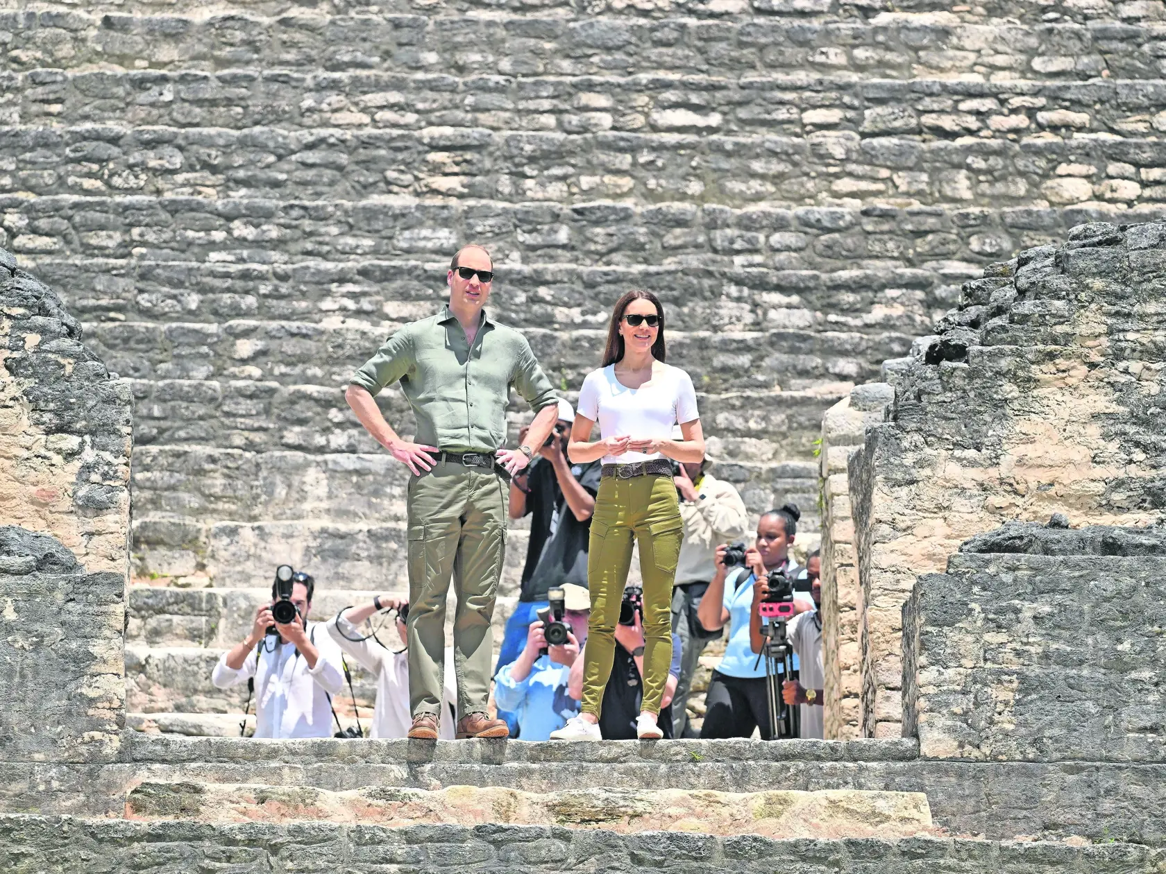 Dvojica ďalej pokračovala spoznávaním histórie starovekého mayského archeologického náleziska Caracol, ktoré sa nachádza v lese Chiquibul, a nahliadla do najvyššej umelo vytvorenej stavby v krajine – známej ako „nebeský palác“.