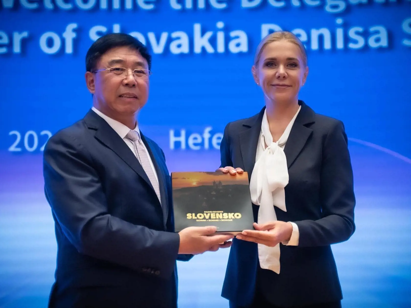 "S pánom CAI Yi, prezidentom spoločnosti Gotion, práve rokujem o pokroku, ktorý sme urobili pri príprave strategického parku, aj o potrebe investora aktívnejšie komunikovať výhody, ktoré nový závod prinesie pre Slovensko, zamestnanosť a celý región južného Slovenska," komentovala fotografiu so šéfom čínskej firmy.