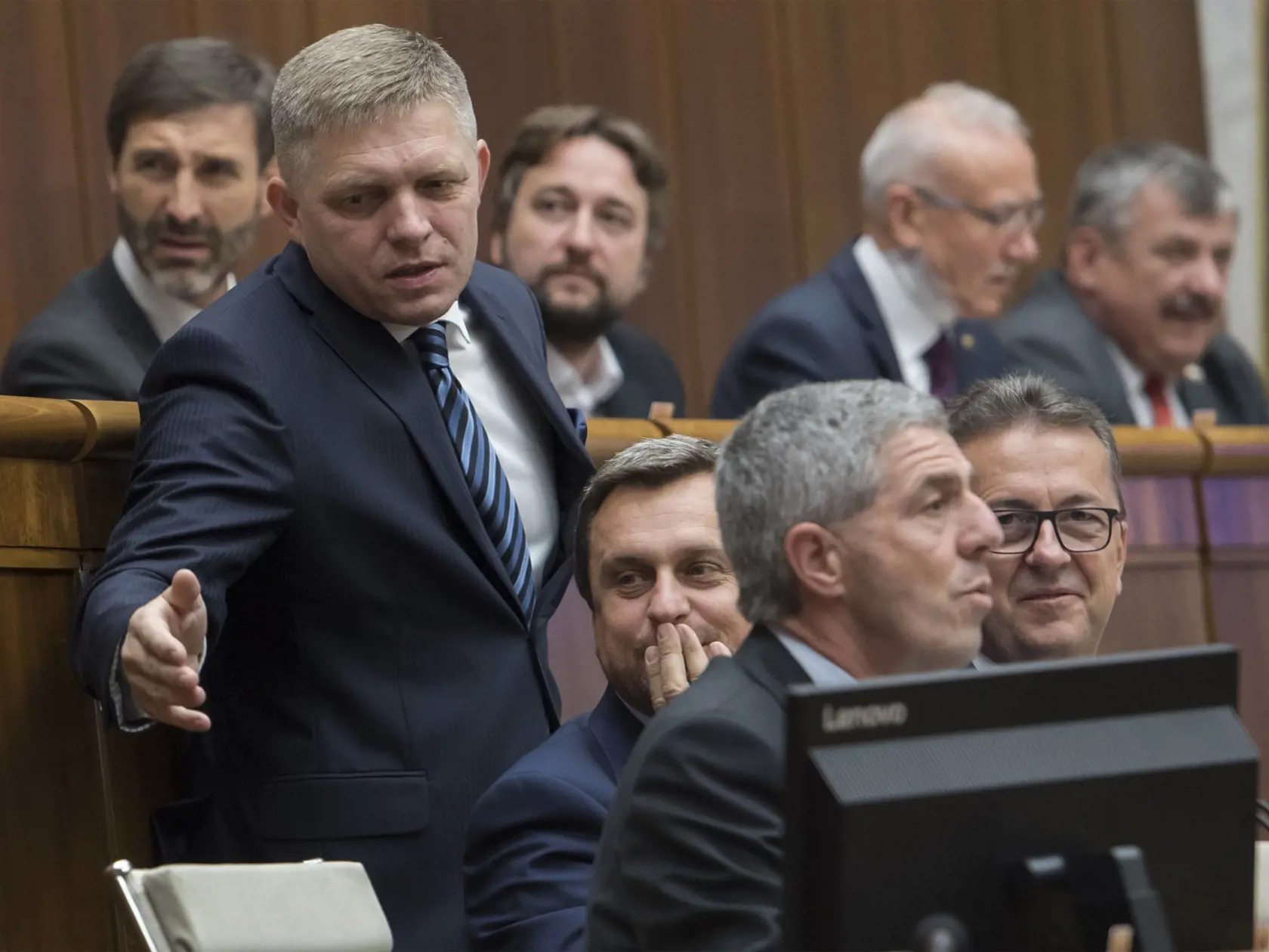 Každý poslanec aj s paušálnymi náhradami zarobí už od januára asi 4 800 eur.