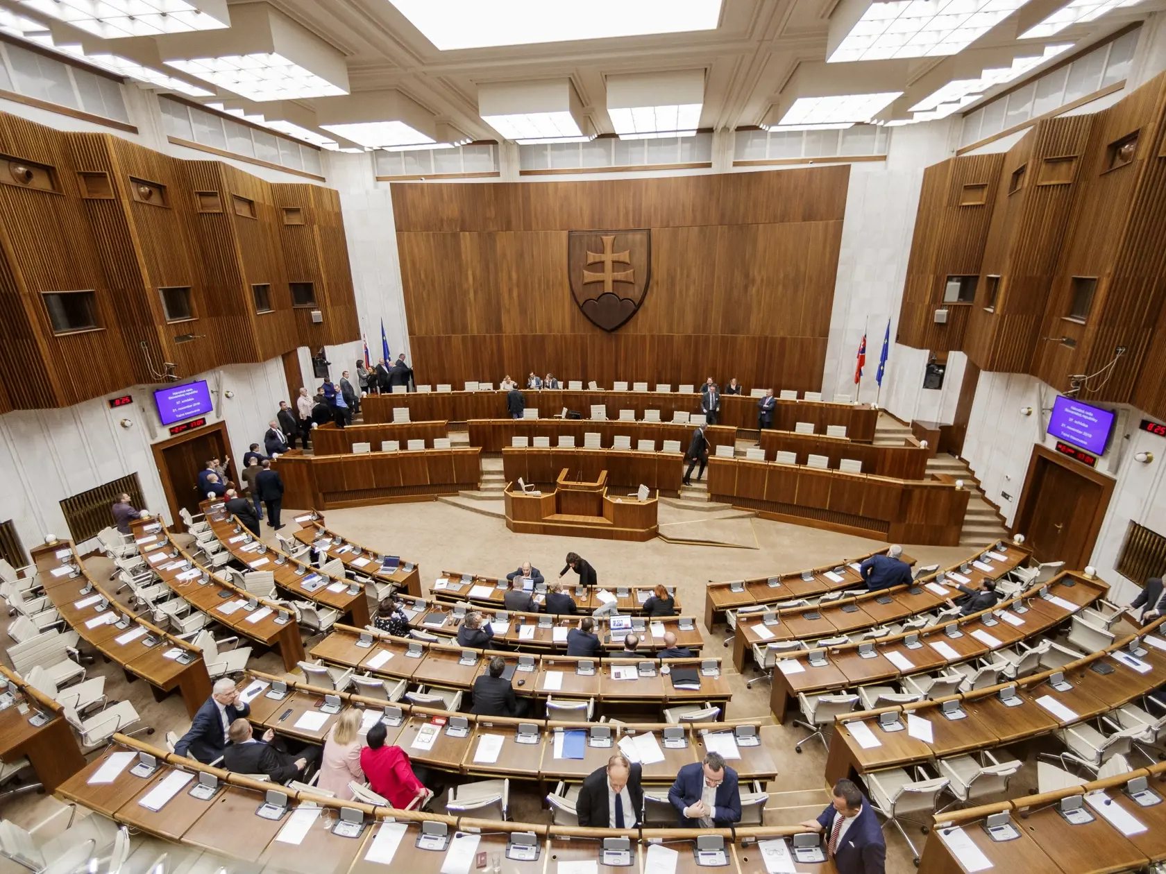 Zákonodarcovia si v predstihu dopriali štedrý vianočný darček. 