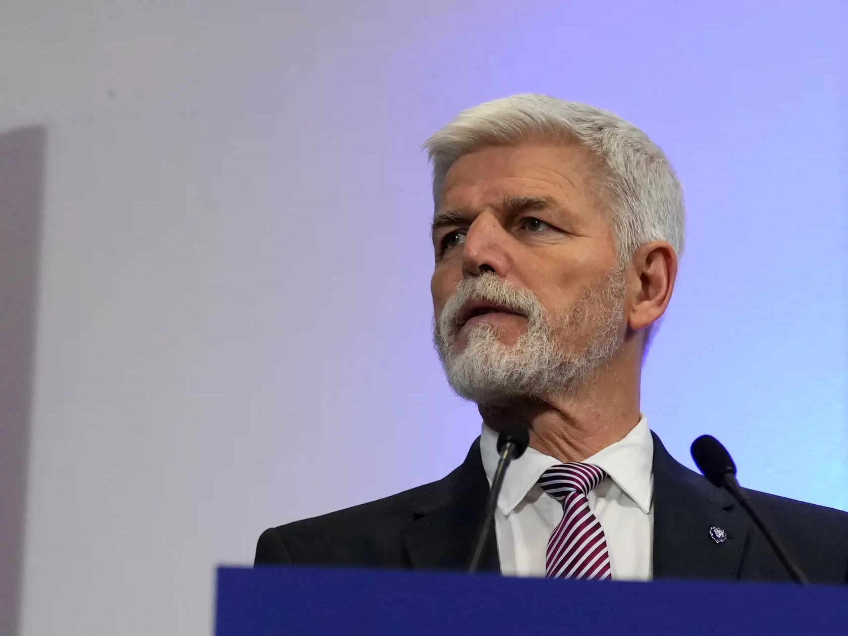 Kandidát na českého prezidenta Petr Pavel odpovedá na otázky novinárov na tlačovej konferencii vo volebnej centrále v Prahe po uzatvorení volebných miestností v 1. kole prezidentských volieb v Českej republike v sobotu 14. januára 2023.