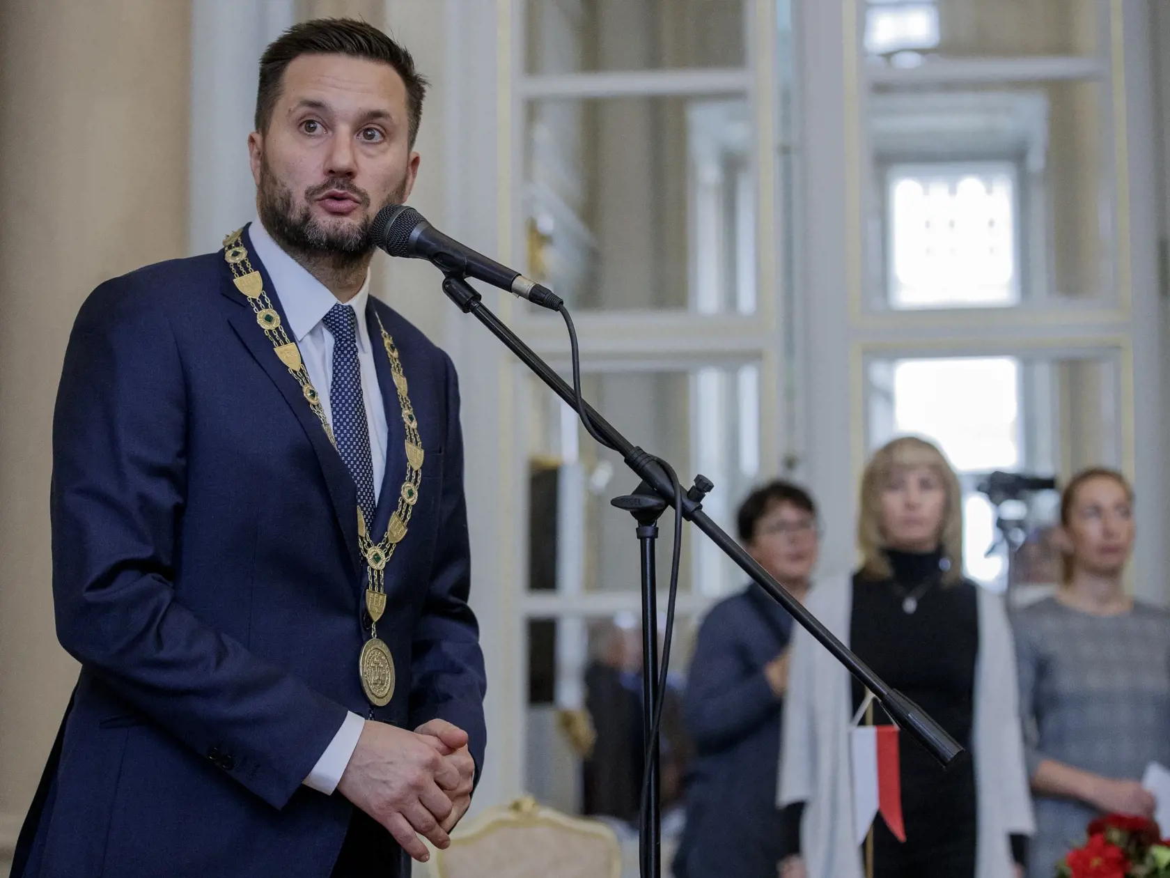 Matúš Vallo (41) už zasadol do kresla primátora hlavného mesta.