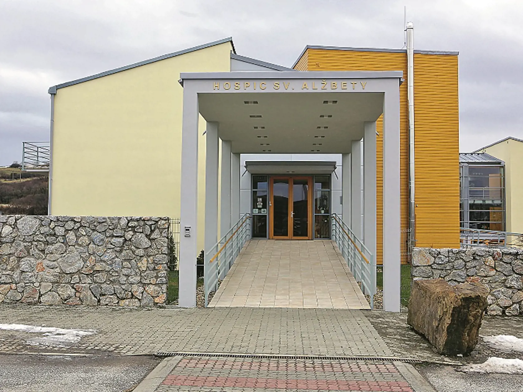 Hospic: Zariadenie, ktorému šéfuje Štefan Kuffa, patrí katolíckej charite. Starajú sa tam o starých ľudí.