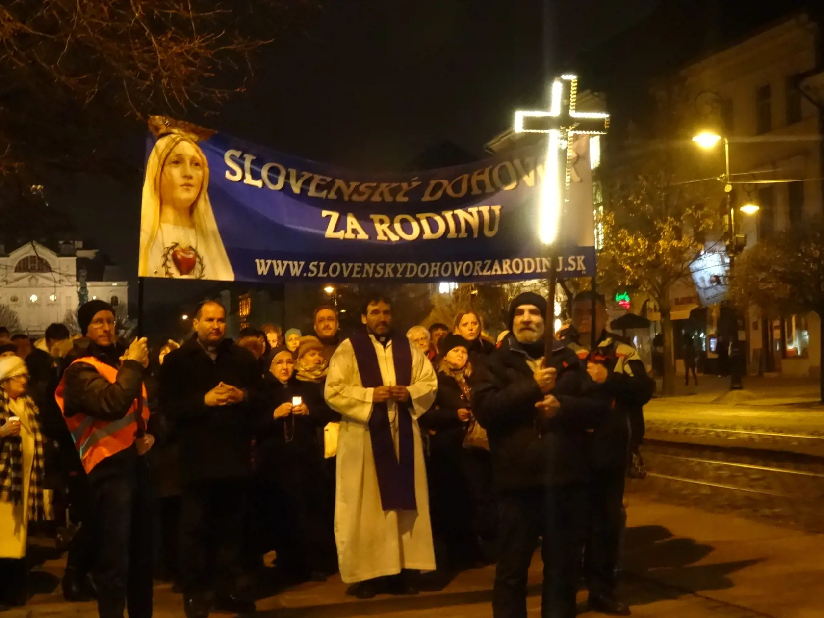 Sviečkový sprievod smeroval  od Seminárneho kostola k budove Ústavného súdu SR.