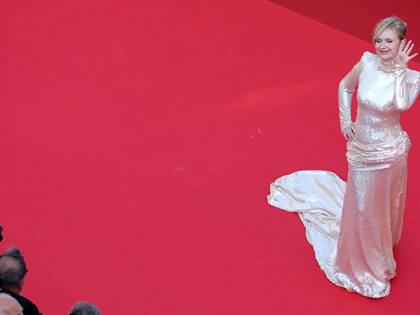 Anna Geislerová v trblietavých šatách v odtieni šampanského s elegantnou vlečkou strčila do vrecka aj kolegyne z Hollywoodu. 
