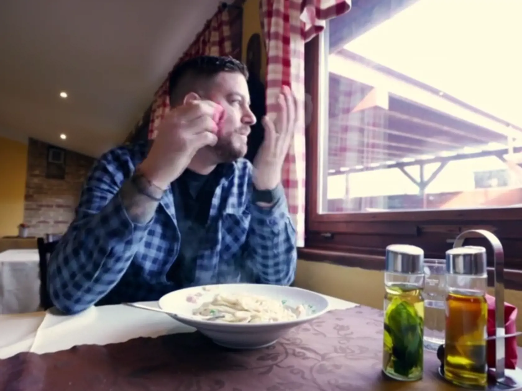 Špagety Carbonara. Na tanieri dostal rozvarené cestoviny ako blato.