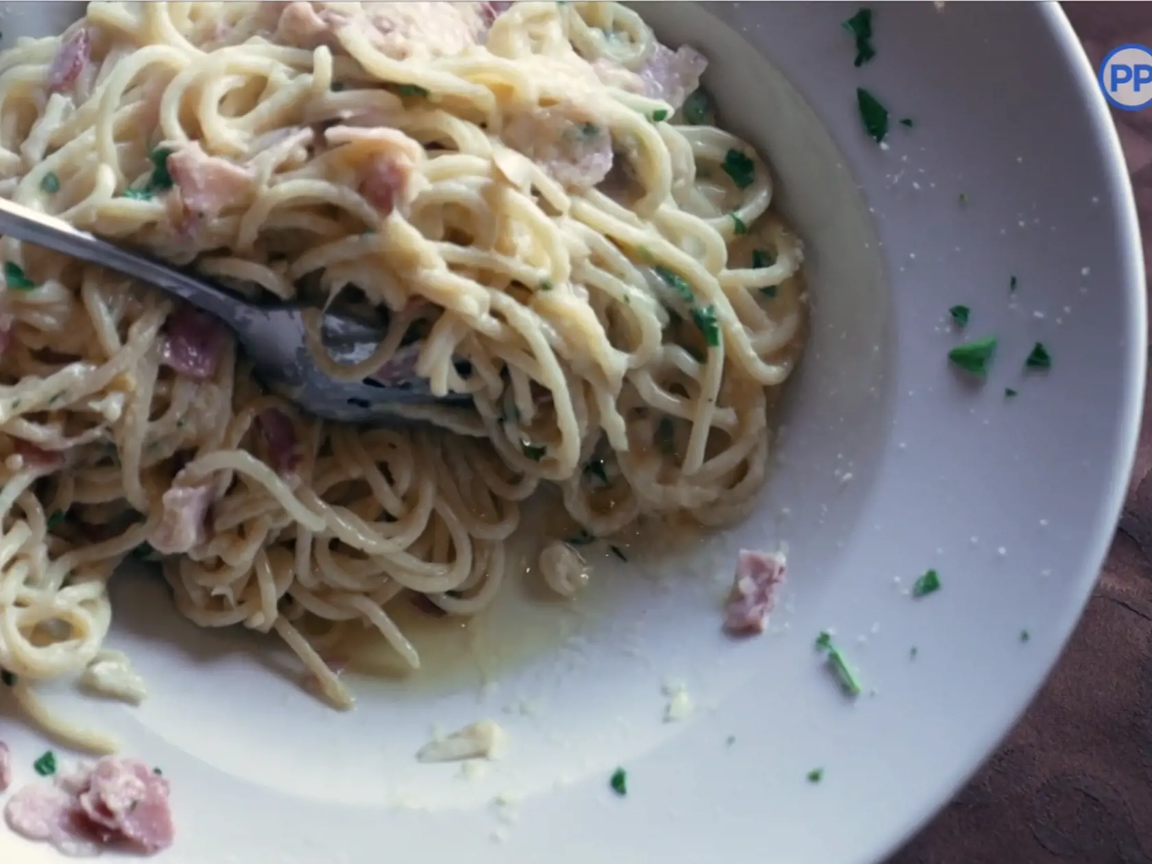Špagety Carbonara. Na tanieri dostal rozvarené cestoviny ako blato.