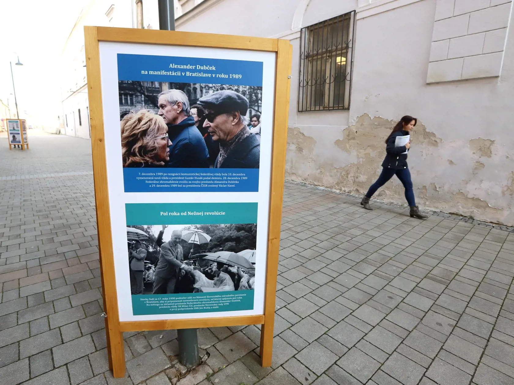 Na snímke výstava fotografií z archívu Tlačovej agentúry SR (TASR) k 100. výročiu narodenia významnej osobnosti Pražskej jari Alexandra Dubčeka, ktorý sa narodil 27. novembra 1921 v Uhrovci. Výstava je sprístupnená na Lazovnej ulici v Banskej Bystrici 15. novembra 2021. FOTO TASR - Ján Krošlák 