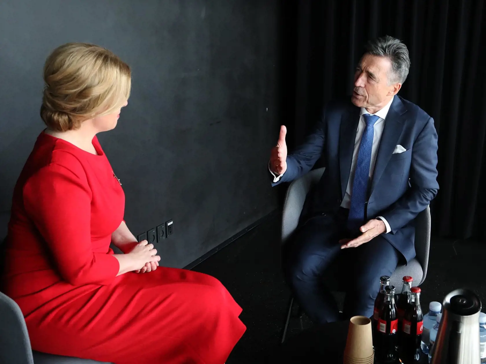 Počas návštevy Dánska sa v Kodani stretla Zuzana Čaputová stretla aj s  dánskym korunným princom Frederikom. Vlasy mala upnuté do nízkeho drdolu.