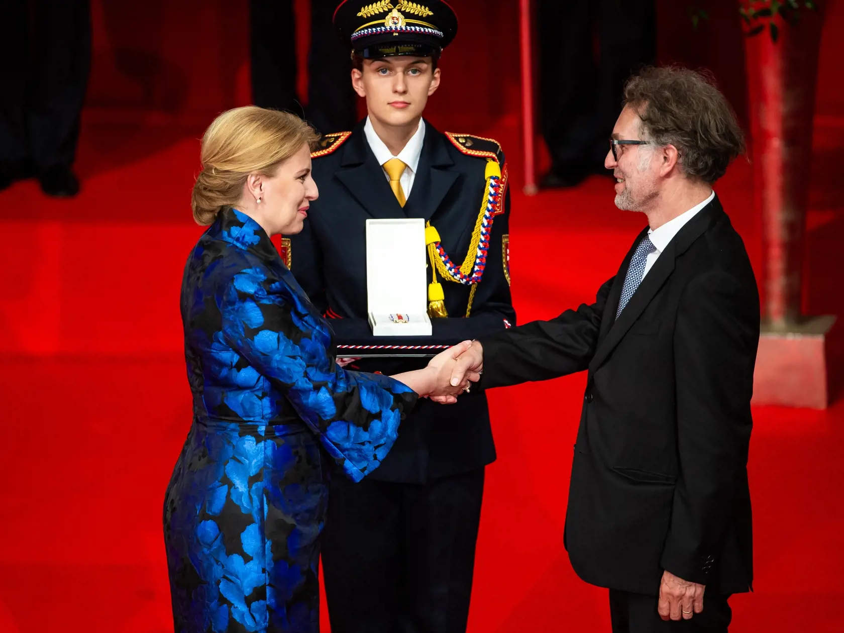 Prezidentka SR Zuzana Čaputová udeľovala štátne vyznamenania v budove Slovenskej filharmónie v Bratislave. Na snímke Zuzana Čaputová.