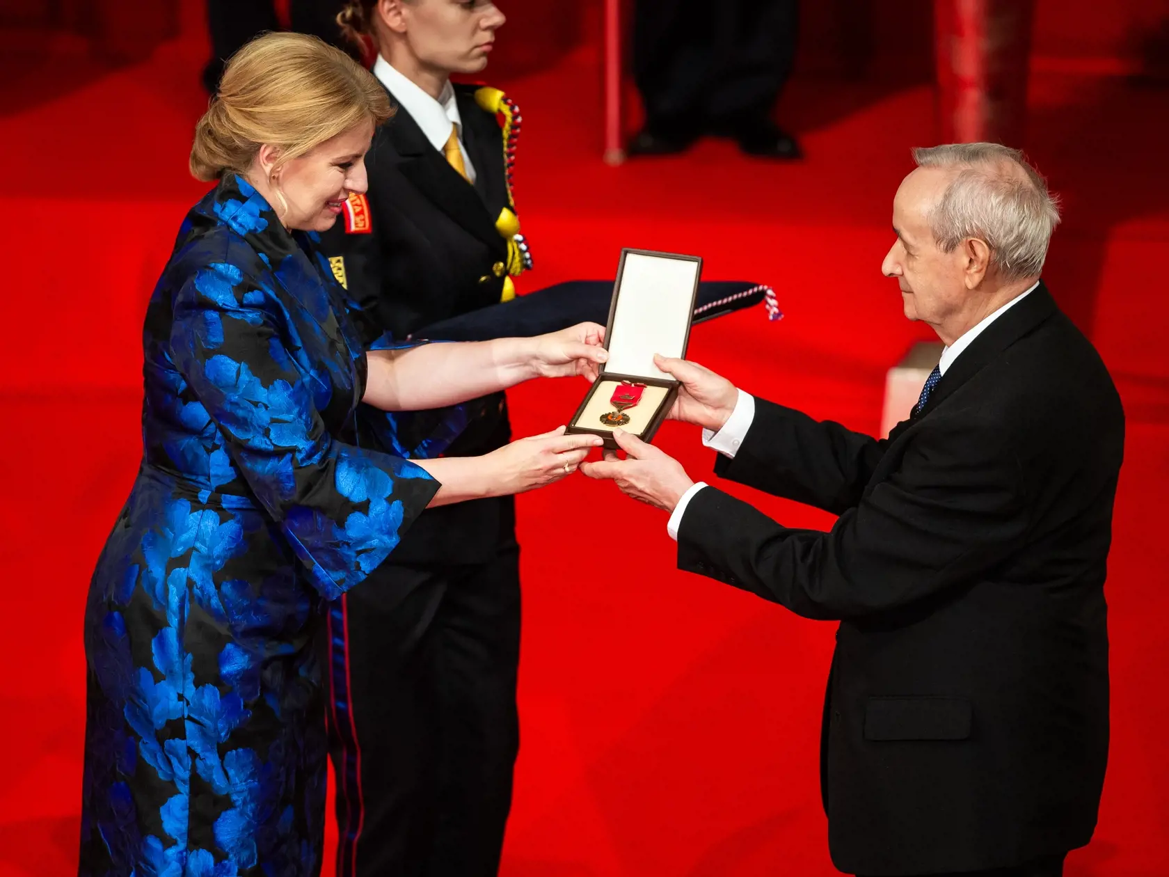 Prezidentka SR Zuzana Čaputová udeľovala štátne vyznamenania v budove Slovenskej filharmónie v Bratislave. Na snímke Zuzana Čaputová.