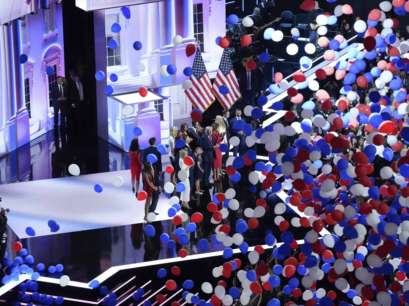 Na snímke republikánsky prezidentský kandidát a bývalý prezident USA Donald Trump, kandidát na viceprezidenta USA J. D. Vance a ďalší členovia rodiny sledujú balóny počas štvrtého dňa  nominačného zjazdu Republikánskej strany v americkom Milwaukee vo štvrtok 18. júla 2024.
