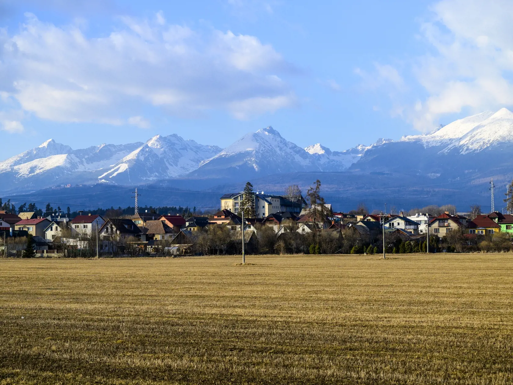 Na snímke domy v obci Lučivná, v pozadí Vysoké Tatry 18. februára 2025.