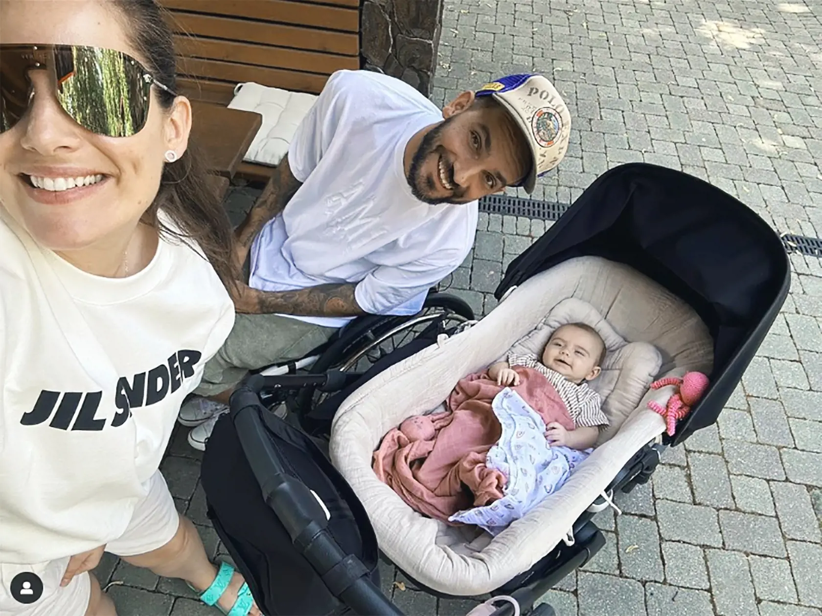 S kočíkom to vie. Bekim Aziri a jeho manželka Laura sa už tri mesiace tešia z dcéry. Od jej kočíkovania ho neodradil ani vozík.