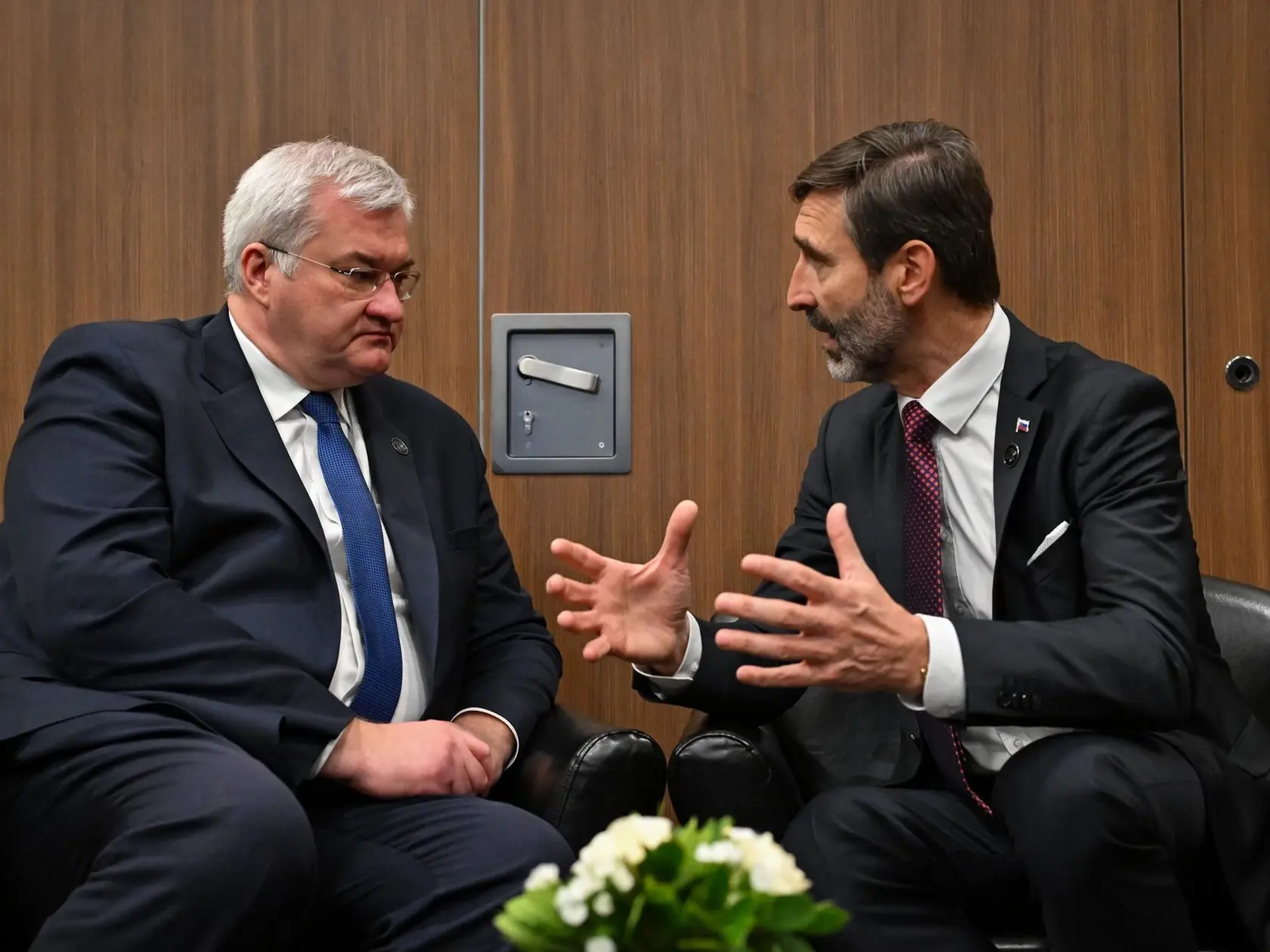 „Slovensko naďalej zdôrazňuje, že tento konflikt nemá vojenské riešenie a plne preto podporujeme aktivity novej administratívy Spojených štátov amerických. Je potrebné vrátiť sa k mierovým rokovaniam a diplomatickým riešeniam v súlade s Chartou OSN a medzinárodným právom,“ zdôraznil Blanár.