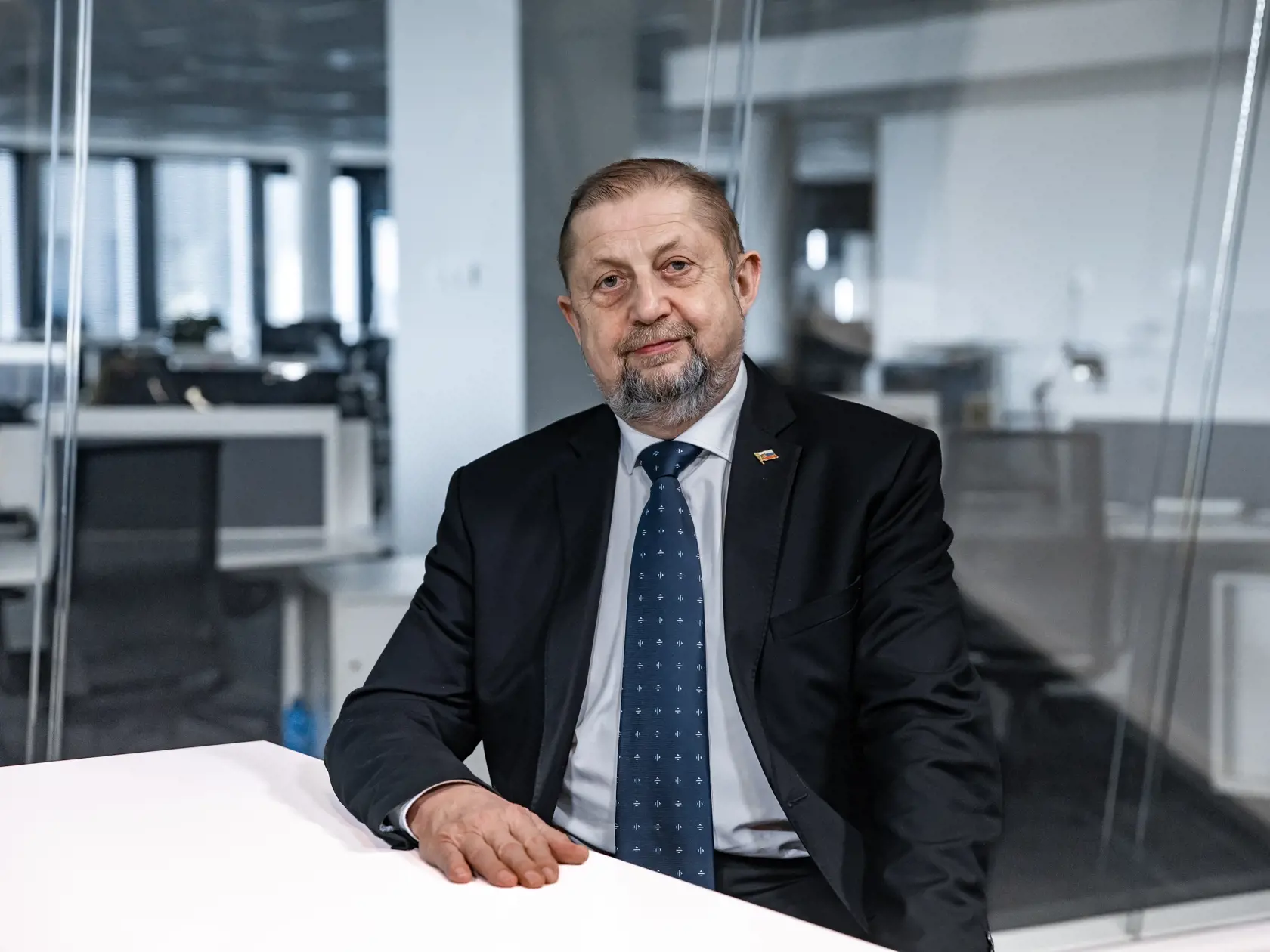 Štefan Harabin je bývalý minister spravodlivosti, sudca a predseda Najvyššieho súdu. Vo voľbách prezidenta už kandidoval aj v roku 2019. Jeho hlavným cieľom je podpora tradičnej rodiny, odmietnuť ideológiu LGBTI a nebráni sa ani nastaveniu dobrých vzťahov s režimom ruského prezidenta Vladimira Putina.