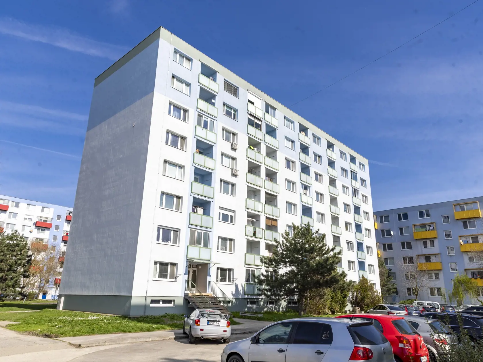 Vyšetrovatelia NAKA zasahovali vo Vrábľoch na viacerých miestach. Domovú prehliadku robili dokonca aj v byte, kde býva údajný majiteľ výrobne nábytku, v ktorej sa drogy pripravovali.