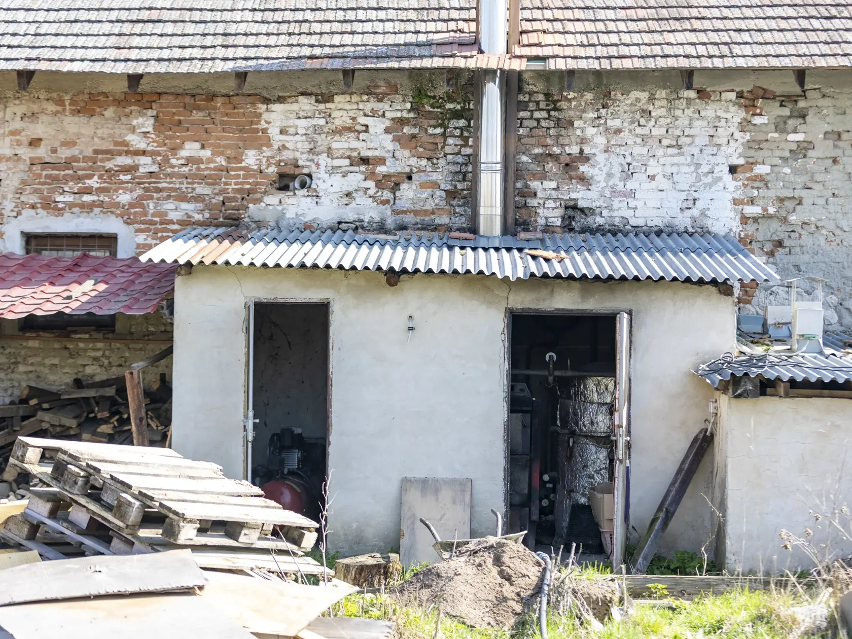 "Voči siedmim osobám bolo vznesené obvinenie pre drogovú trestnú činnosť, " potvrdil pre PLUS JEDEN DEŇ hovorca Krajskej prokuratúry v Nitre Jaroslav Maček. Dodal, že im hrozí v prípade preukázania viny trest odňatia slobody v trvaní 20 až 25 rokov, prípadne až doživotie.