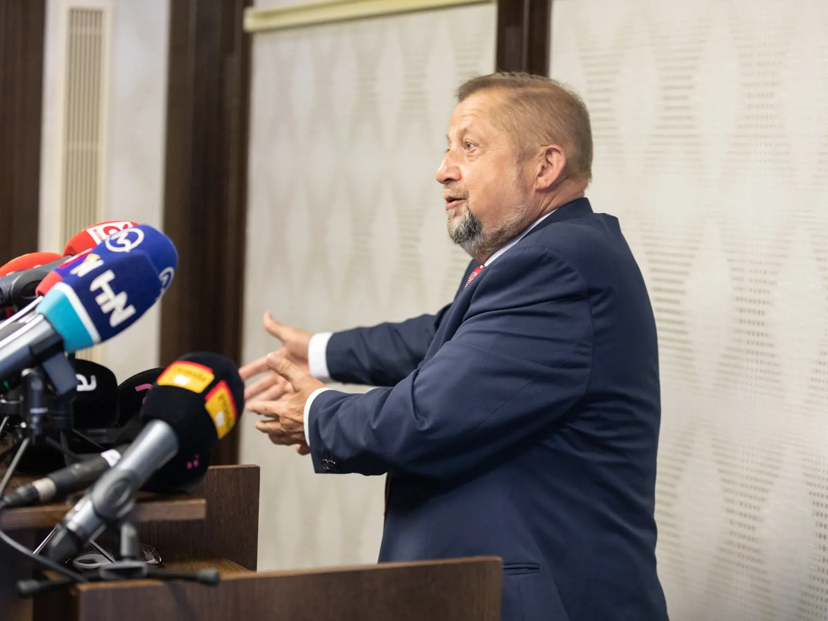 Tlačová konferencia Štefana Harabína v bratislavskom hoteli Apollo k menovaní novej prezidentky.