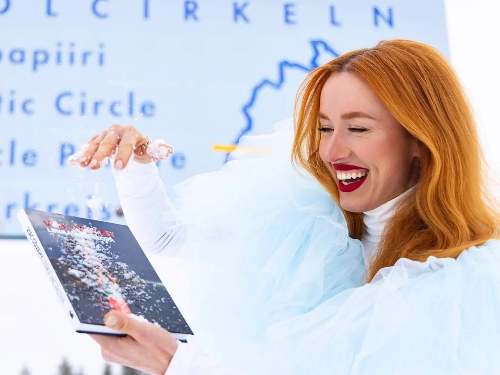 Lenka vydala aj knihu a pokrstila ju snehom.