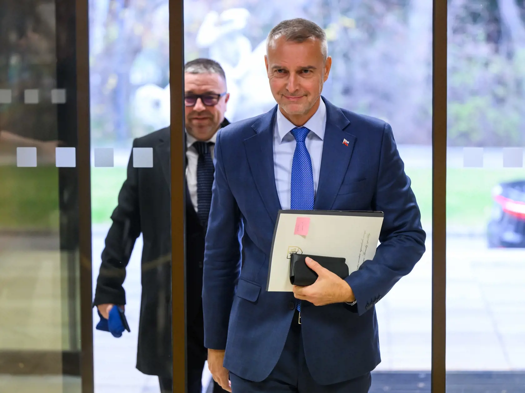 Podľa Šutaja Eštoka je zhoda na mene Richarda Rašiho. "Rozprával som sa s premiérom, že Richard Raši je pre nich vhodným kandidátom na pozíciu predsedu parlamentu," odpovedal Šutaj Eštok na otázku, či Smer-SD podporuje nominanta Hlasu-SD na tento post.