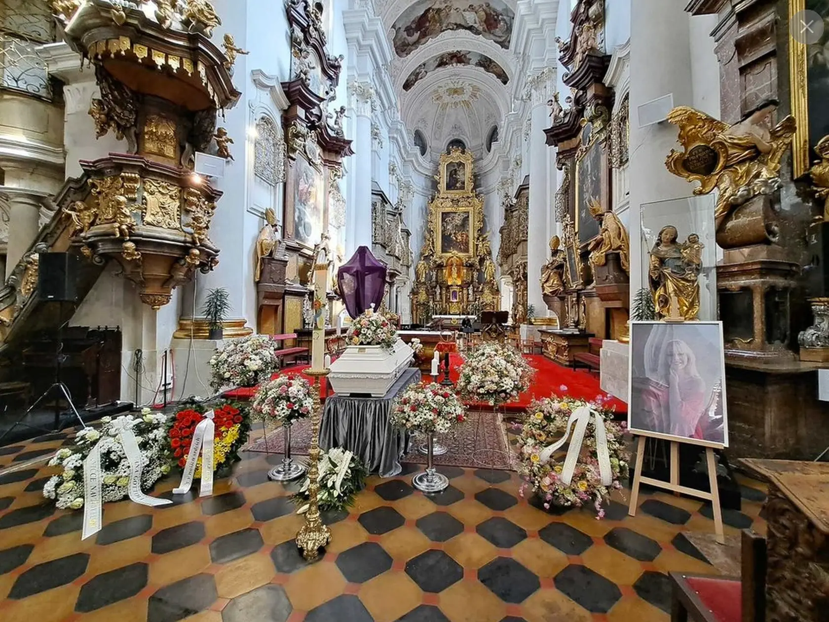 15. apríl 2025: Posledná rozlúčka s Aničkou Slováčkovou (†29) prebehla v kruhu rodiny a najbližších priateľov.