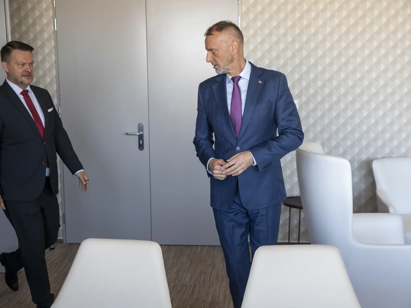 Na snimke je príchod nového ministra investícií, regionálneho rozvoja a informatizácie, MIRRI, Samuela Migaľa.
Úrad odovzdáva Richard Raši.