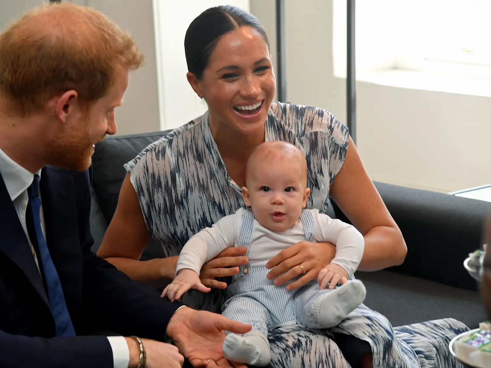 Harry a Meghan sa stretli s juhoafrickým biskupom, vzali aj synčeka Archieho.