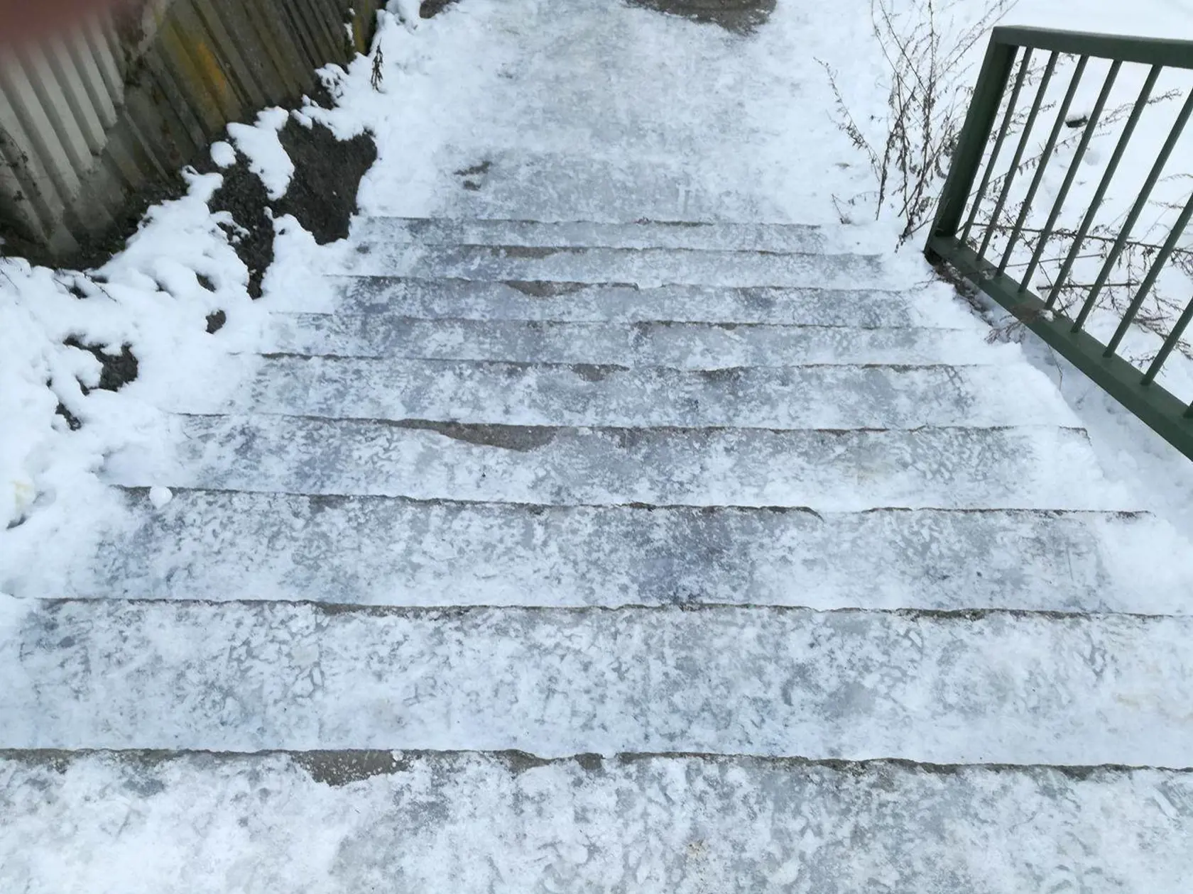 Mestá sa sťažujú, že na čistenie komunikácií nemajú ľudí ani peniaze. 