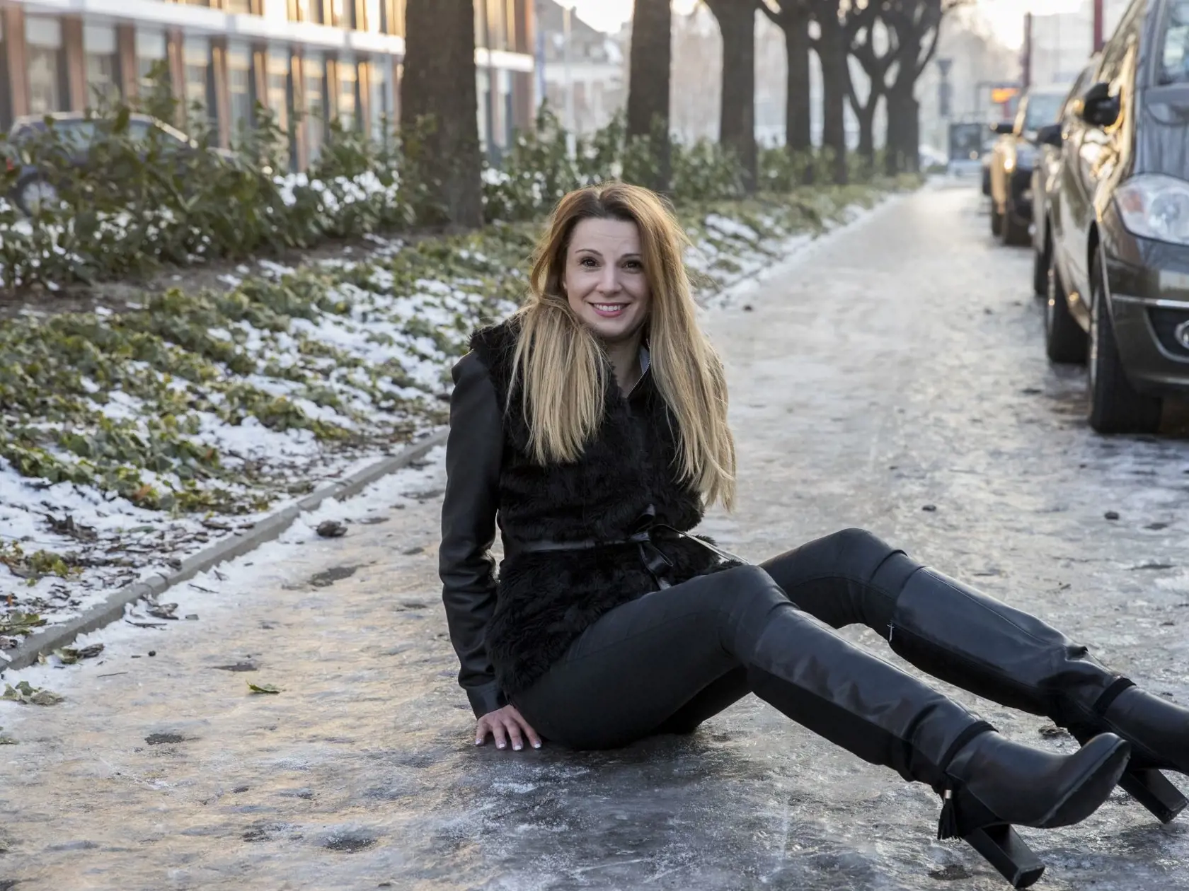 Kto túto zimu vyčistí zasnežené a zľadovatené chodníky pred našimi domami? 