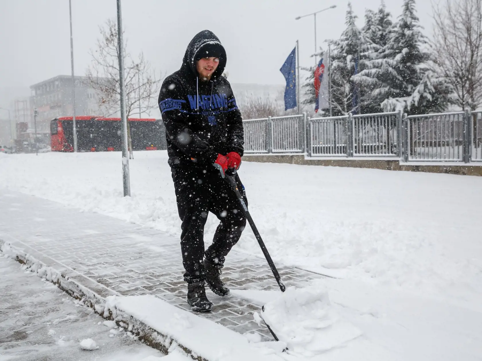 Povinnosti majiteľov budov k údržbe chodníkov prešli na samosprávy.